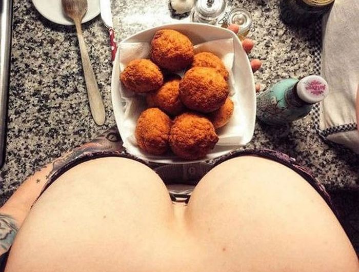 Девушка фуд-блогер и еда