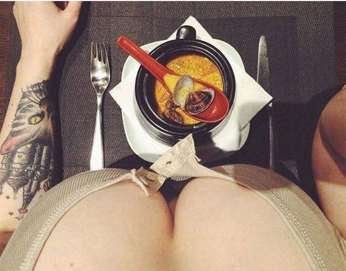 Девушка фуд-блогер и еда