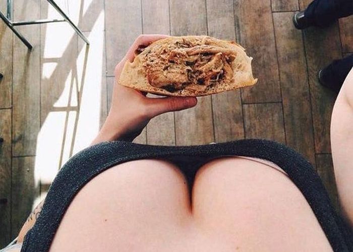 Девушка фуд-блогер и еда