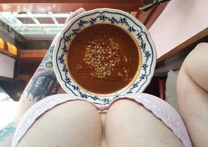 Девушка фуд-блогер и еда