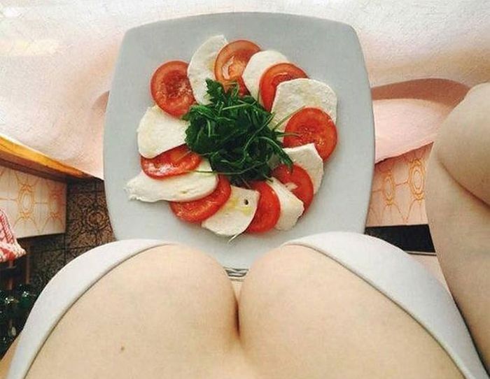 Девушка фуд-блогер и еда