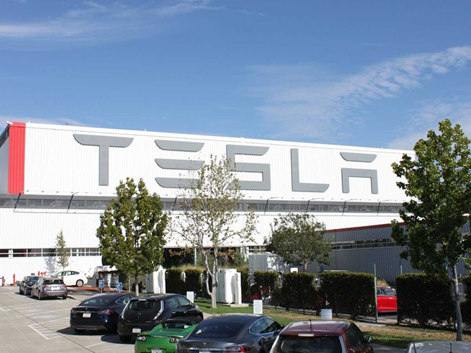 Экскурсия на завод, где Tesla собирает свою новую Model X