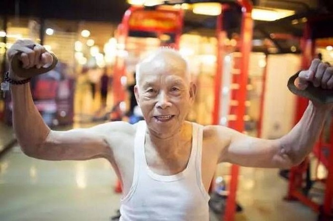 93-летний бодибилдер не проводил ни дня без тренировки последние 20 лет