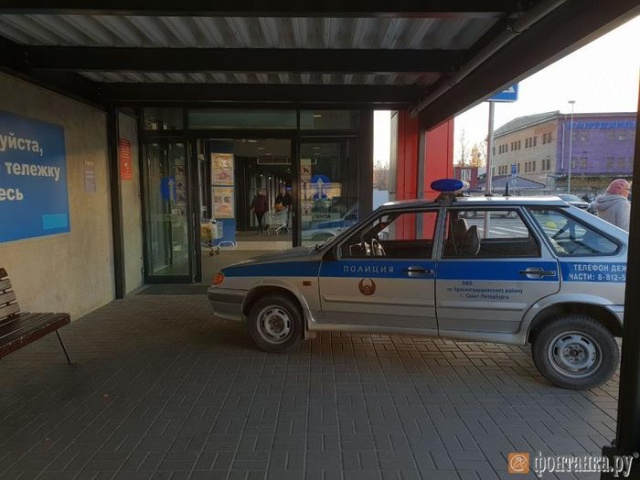 Нескромная парковка полицейского автомобиля у магазина