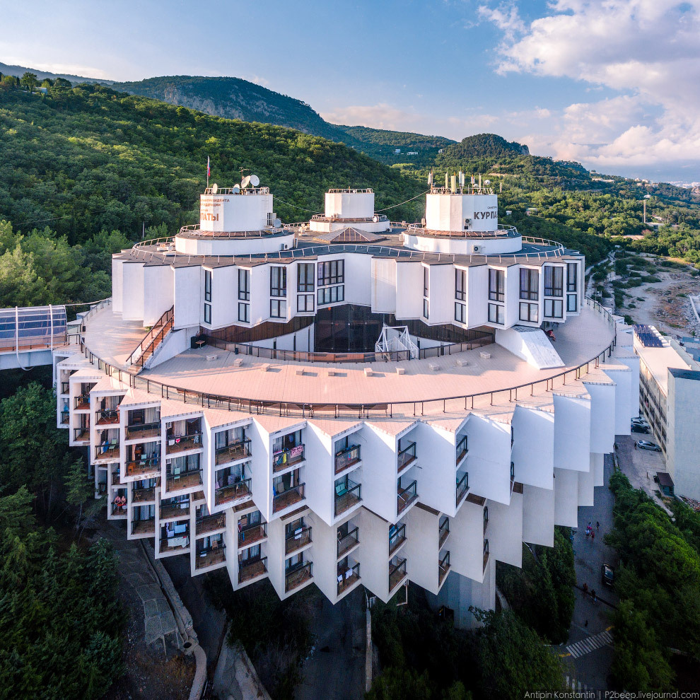 Поразительная архитектура Крыма: санаторий «Курпаты»