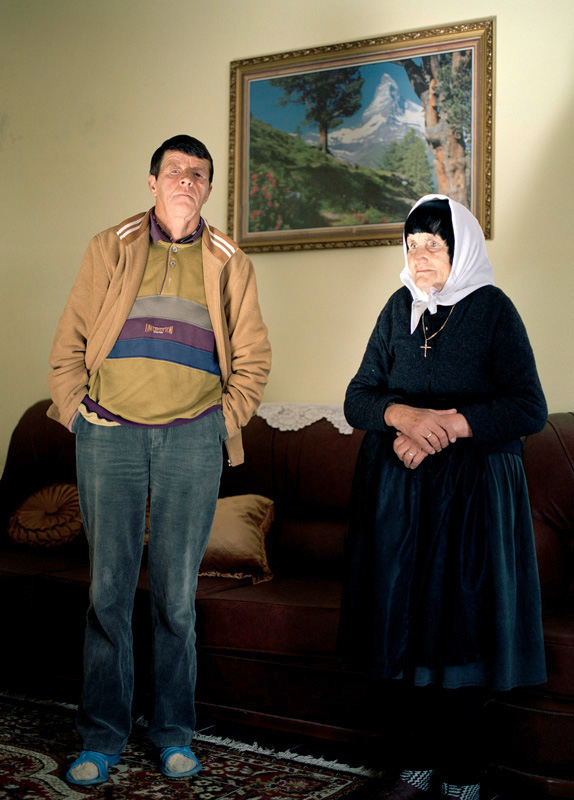Бурнеша: Женщино-мужчины Албании Бурнеша: Женщино-мужчины Албании