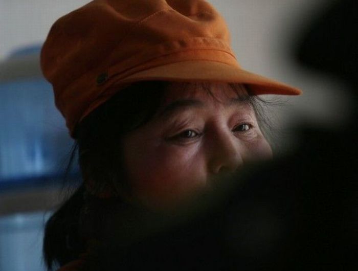 Китайская миллионерша работает уборщицой (6 фото)