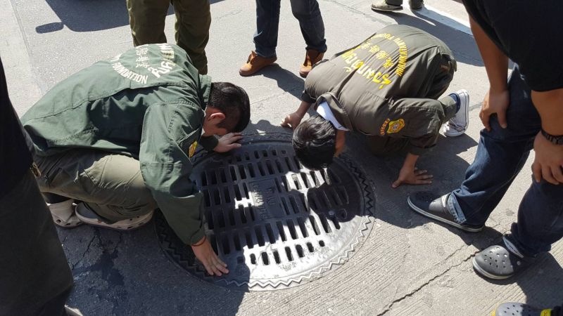 Молодой таец нырнул за пластиковой ложкой в городскую канализацию