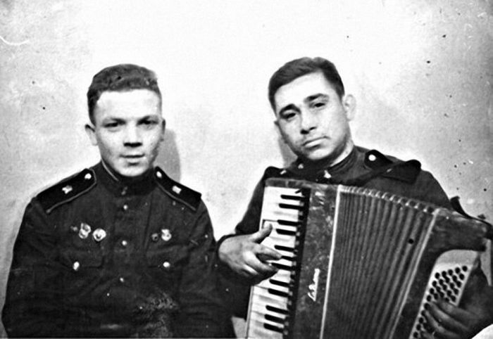 Армейские фотографии знаменитостей