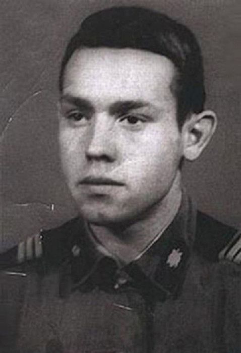 Армейские фотографии знаменитостей
