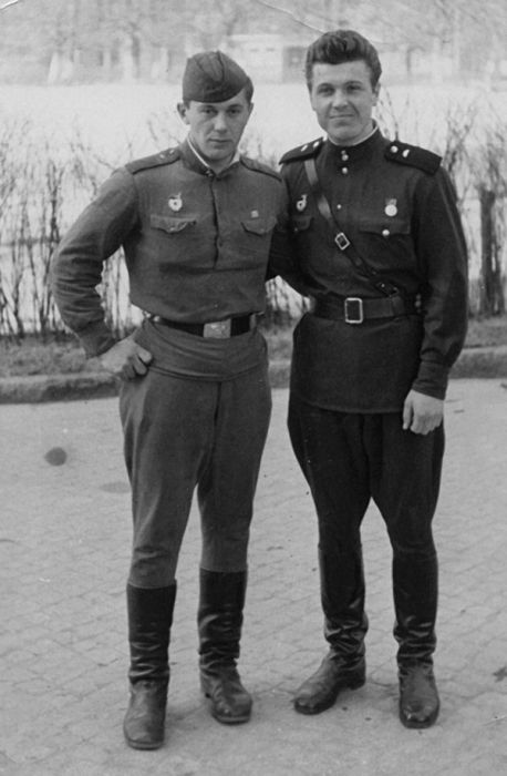 Армейские фотографии знаменитостей