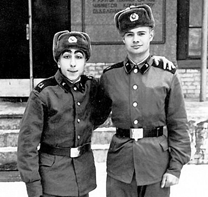 Армейские фотографии знаменитостей