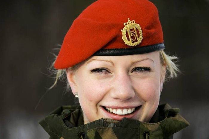 Военнослужащие девушки