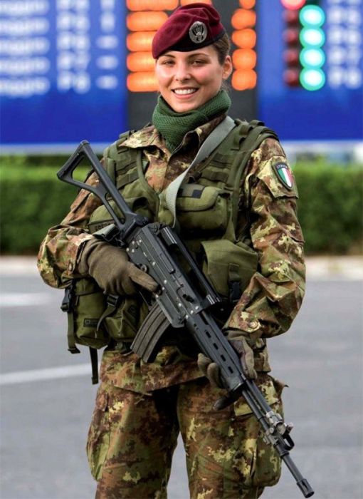 Военнослужащие девушки