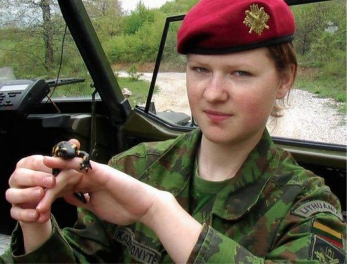 Военнослужащие девушки