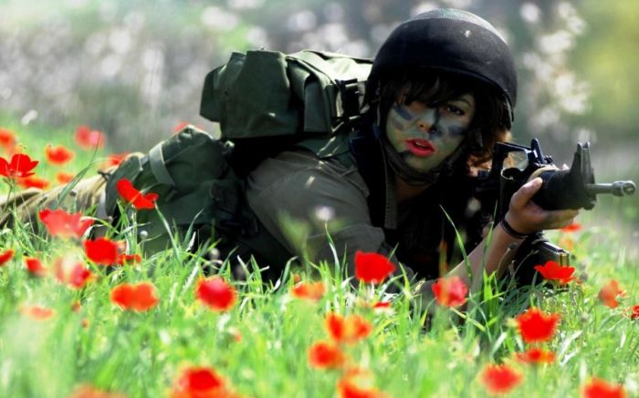 Военнослужащие девушки