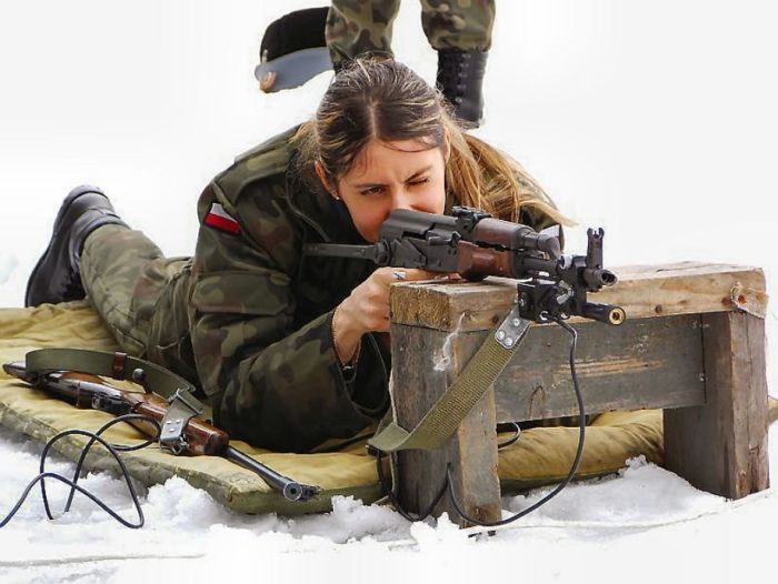 Военнослужащие девушки