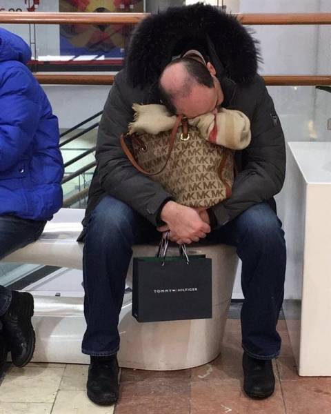 Мужчины на шопинге
