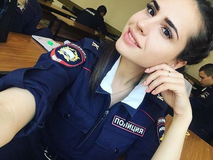 Симпатичные девушки на страже порядка