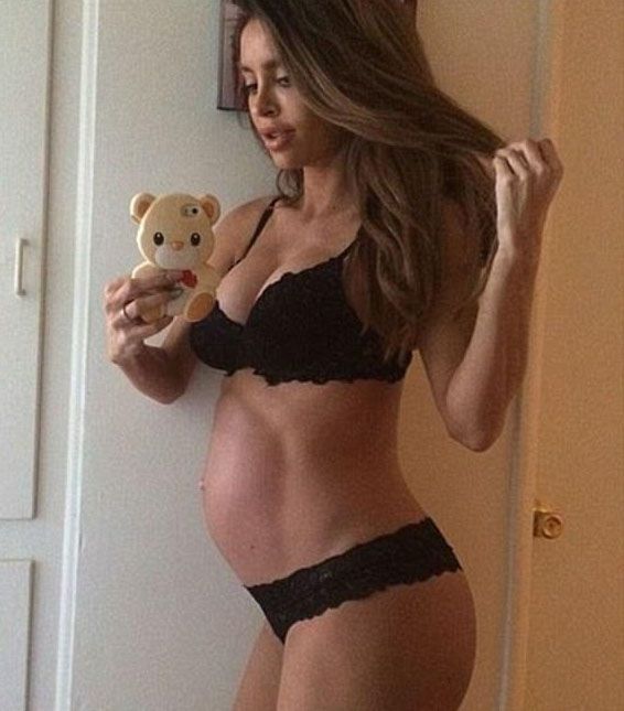 Несмотря на свое положение, эта девушка сумела сохранить свою великолепную фигуру