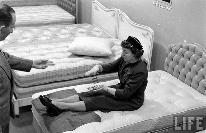 Как испытывали кровати в 1948 году