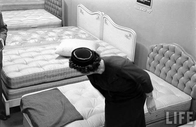Как испытывали кровати в 1948 году