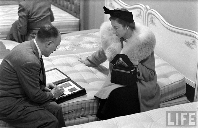 Как испытывали кровати в 1948 году