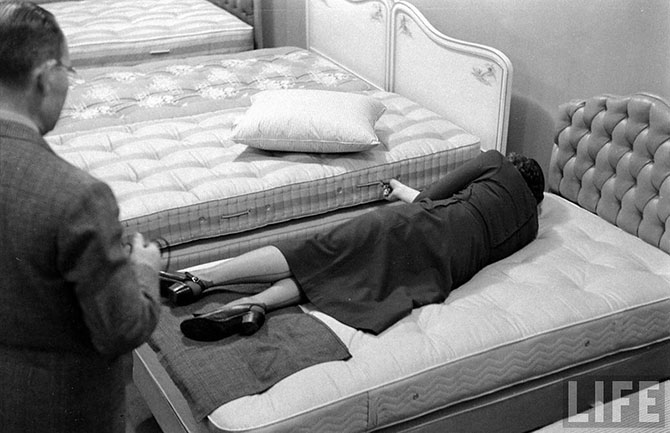 Как испытывали кровати в 1948 году