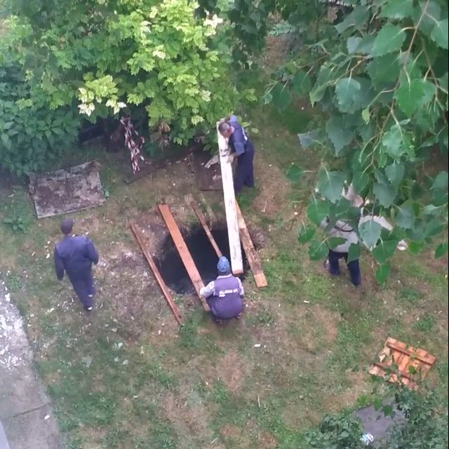 Утилизация строительного мусора в заброшенном погребе