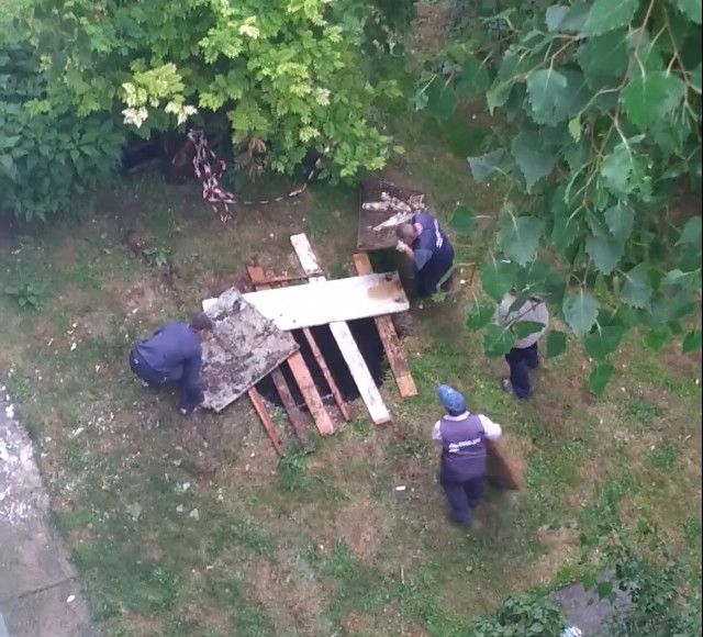 Утилизация строительного мусора в заброшенном погребе