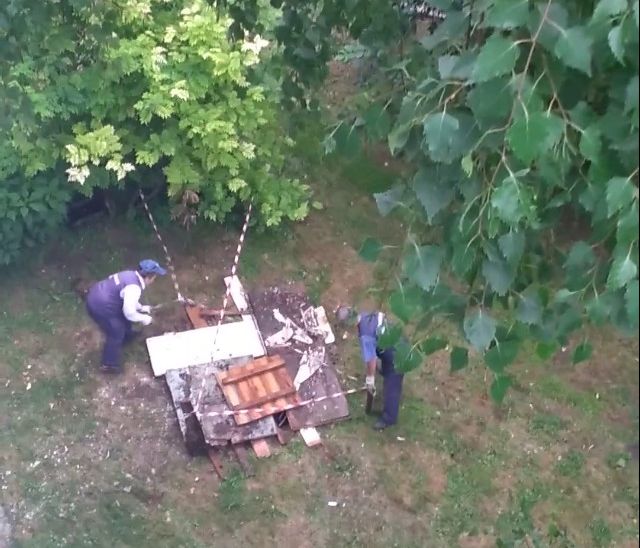 Утилизация строительного мусора в заброшенном погребе