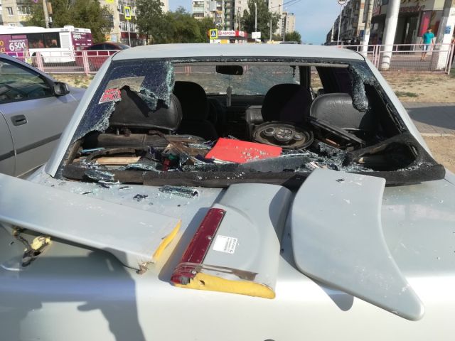 В Волгограде девушка разбила костылём все стекла в чужом автомобиле