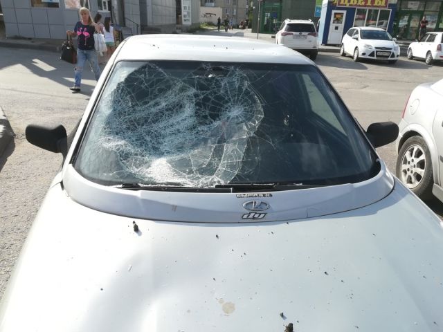 В Волгограде девушка разбила костылём все стекла в чужом автомобиле