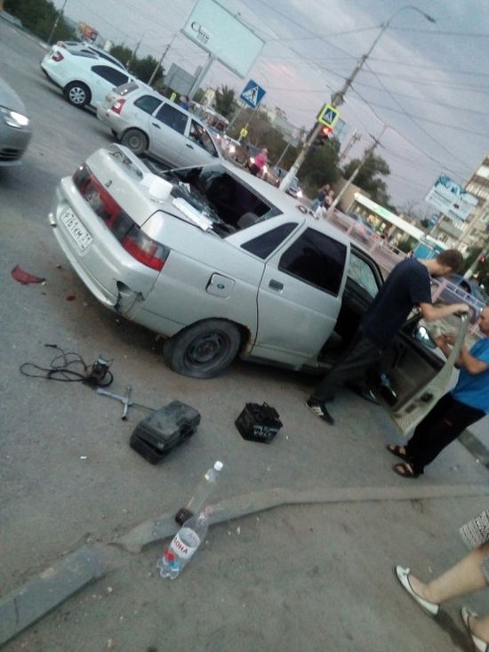 В Волгограде девушка разбила костылём все стекла в чужом автомобиле