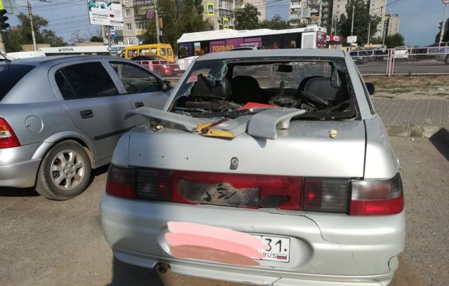 В Волгограде девушка разбила костылём все стекла в чужом автомобиле