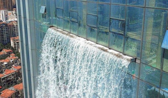 В Китае построили 108-метровый водопад, стекающий со стены небоскреба