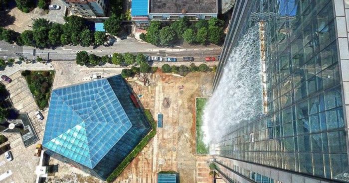 В Китае построили 108-метровый водопад, стекающий со стены небоскреба