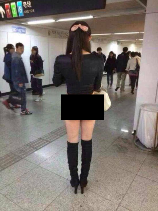 Девушка очень старается ввести в моду шорты-полоску, открывающие задницу