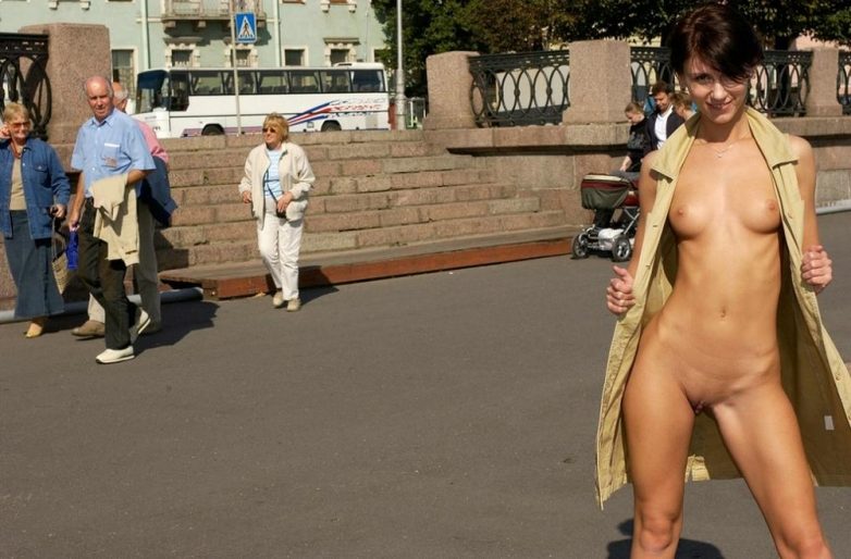 Голые девушки разгуливают где попало!