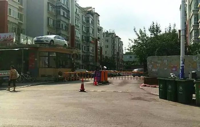 Жильцы дома проучили автоледи за наглую парковку