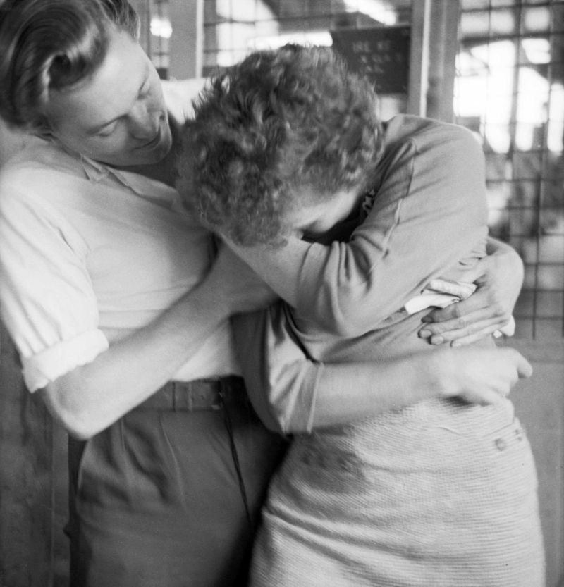 Смех, шутки и поцелуи в заводских цехах в послевоенные годы