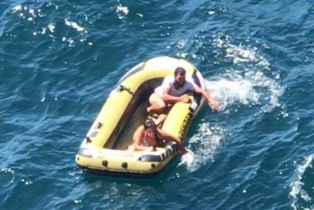 Супружескую пару, дрейфующую на надувной лодке в море, спас Христос
