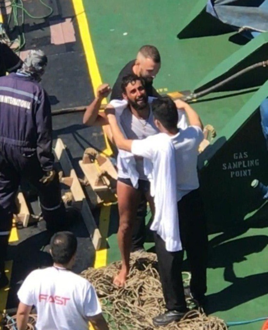 Супружескую пару, дрейфующую на надувной лодке в море, спас Христос