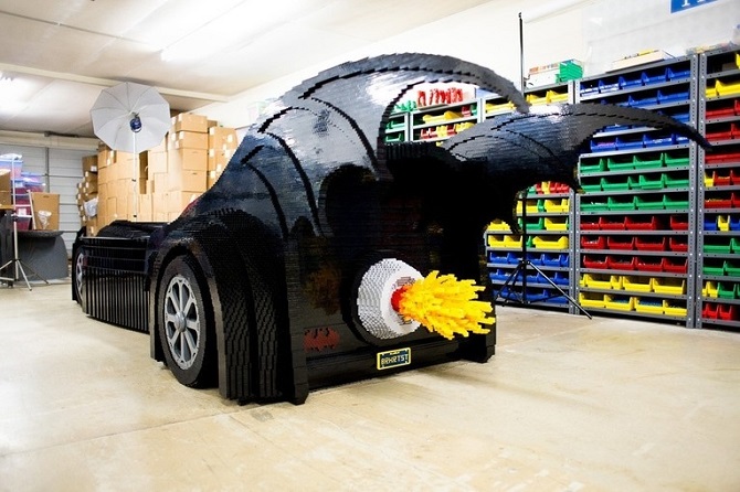 Бэтмобиль из кубиков Lego в натуральную величину
