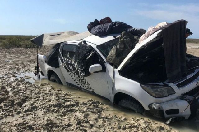 Австралийские рыбаки провели пять дней в машине, спасаясь от крокодилов