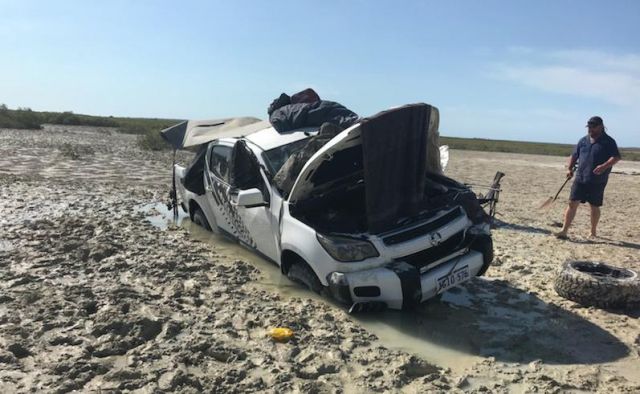Австралийские рыбаки провели пять дней в машине, спасаясь от крокодилов