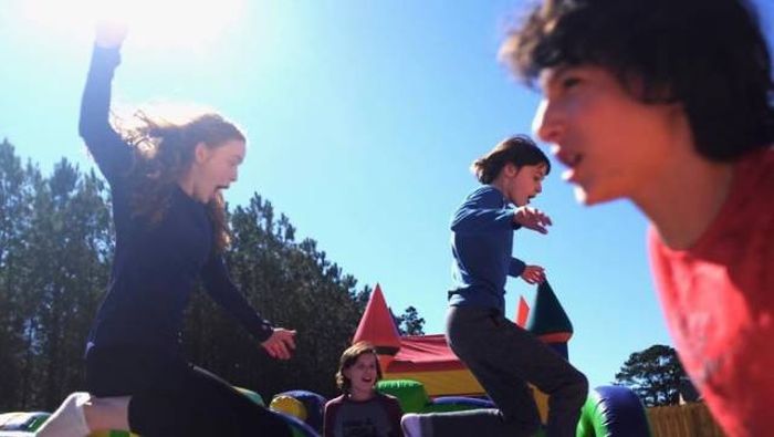Фото, которые публикуют на своих страницах актеры сериала «Очень странные дела»