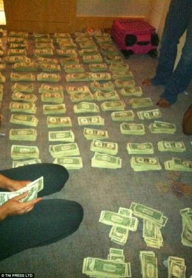 В сети недоумевают от фото стриптизерш, купающихся в деньгах