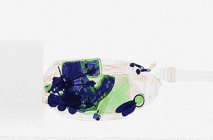 Журнал Wired предложил своим читателям найти запрещённые к провозу предметы на снимках просканированных чемоданов