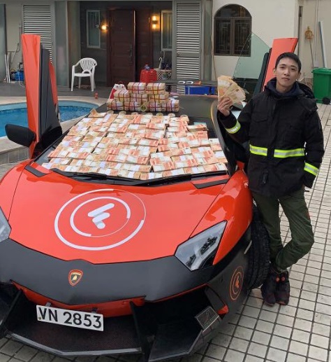 В Гонконге криптомиллионер разбрасывал доллары с небоскреба В Гонконге криптомиллионер разбрасывал доллары с небоскреба